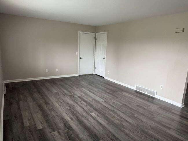 Building Photo - 4795 Lorraine Ave