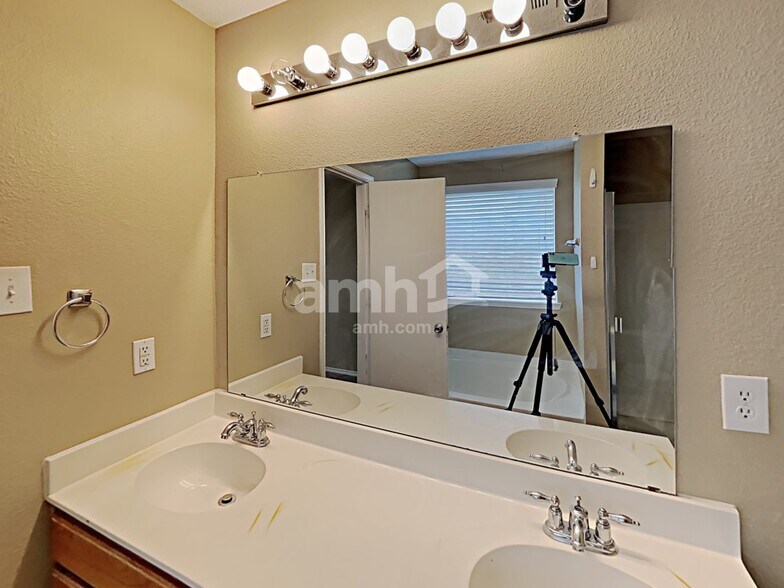 Building Photo - 1409 Prairie Dr
