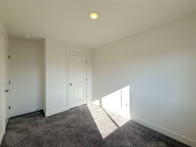 Building Photo - 4 Bed, 2.5 Bath home with 2 Car Garage