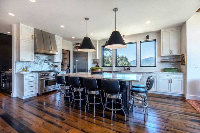 Building Photo - 3500 Westcliff Dr