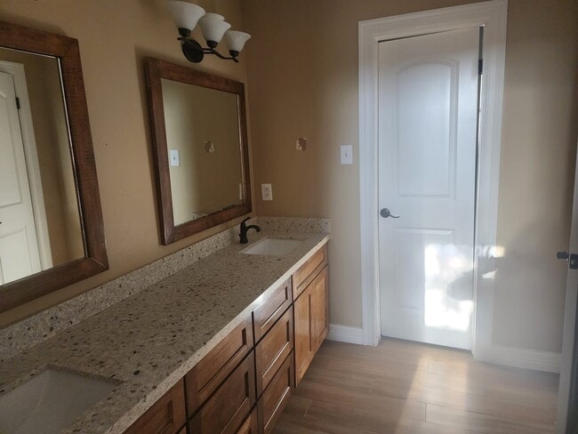 Building Photo - 9902 Kings Walk Round St