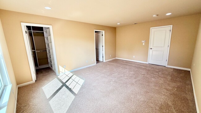 Building Photo - Desirable Mountain View 4 Bed + 3.5 Bath + Office Home. Close to Downtown Mountain View. Great Lo...