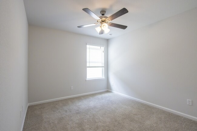 Building Photo - 876 Kickapoo Ln