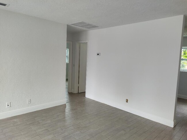 Building Photo - 830 Prosperity Farms Rd