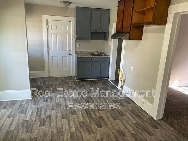 Building Photo - 329 E Tinsley St