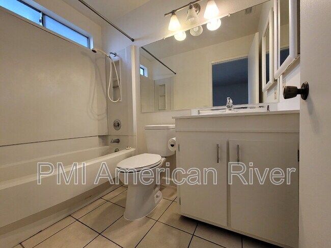 Building Photo - 102 Luna Grande Cir