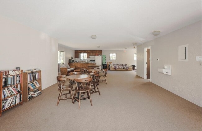 Building Photo - 19 Country Club Dr