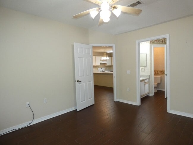 Building Photo - Adorable 2 Bedroom Convenient To Everything