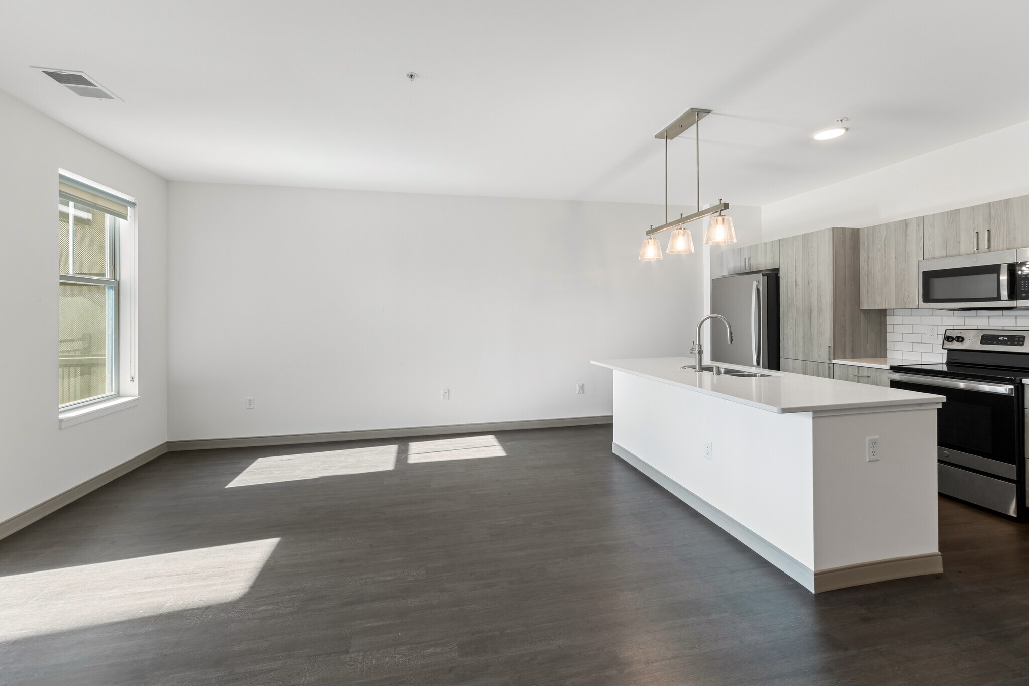 Building Photo - 2420 E Capitol Dr