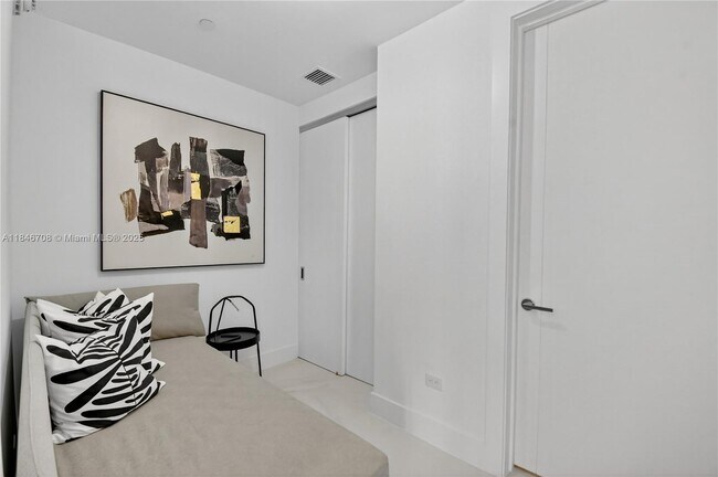 Building Photo - 18501 Collins Ave