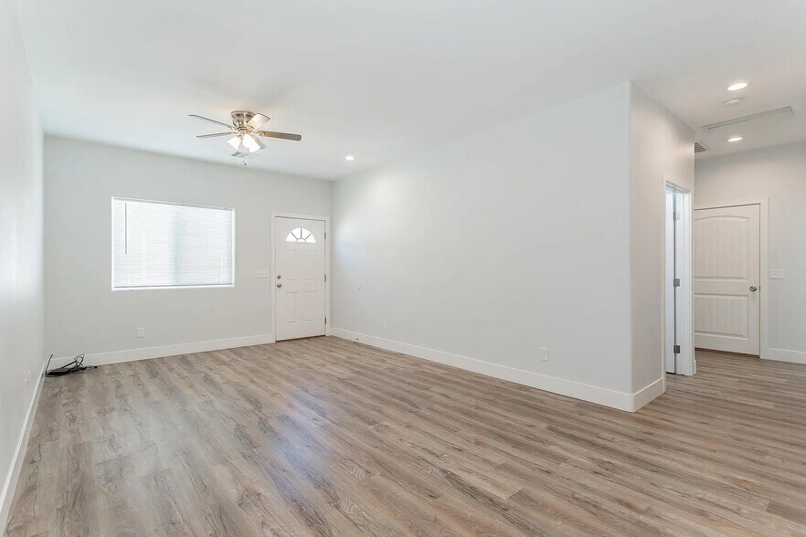 Building Photo - 1681 S Dandelion St