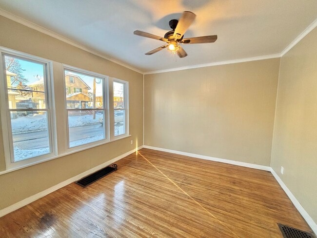 Building Photo - Spacious 4bd Home | 1st Floor Laundry Room | Hardwood Floors