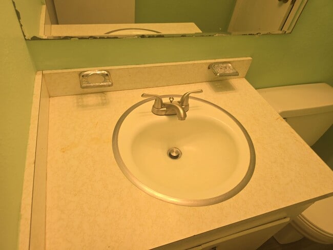 Building Photo - 2 Bed 1.5 bath townhouse