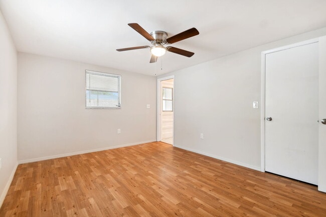 Building Photo - 4818 Dogwood St