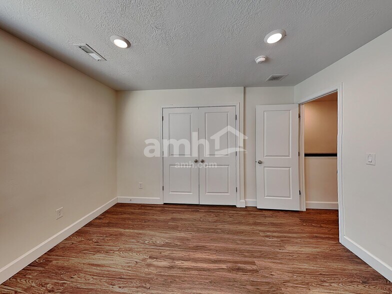 Building Photo - 2325 S Wild Horse Way