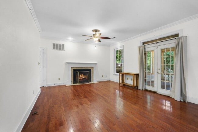 Building Photo - HISTORIC DOWNTOWN  3 bedroom 2.5 bath home