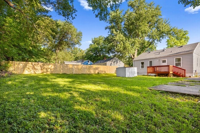 Building Photo - 417 E Wall Ave