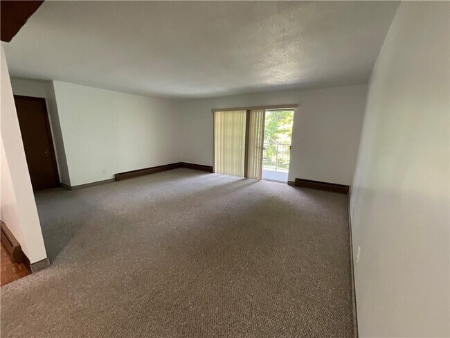 Building Photo - 680 Hartford Pike