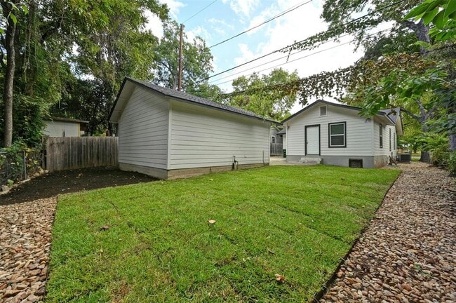Building Photo - 2200 Rountree Dr