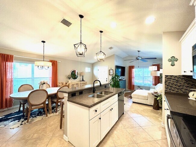 Building Photo - 2/2 UNFURNISHED - ADORABLE BUNGALOW- WITH GARAGE/GATED COMMUNITY