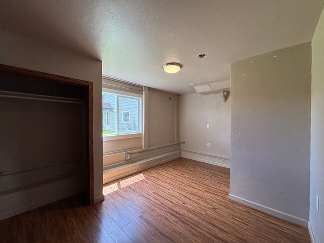 Building Photo - 1402 S Willson Ave