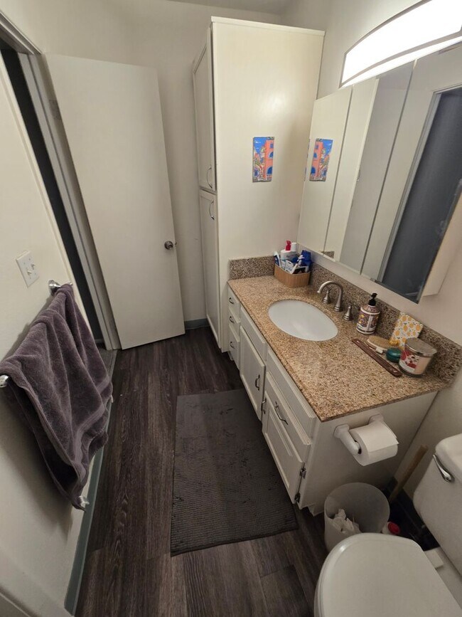 Building Photo - One Bedroom Condo