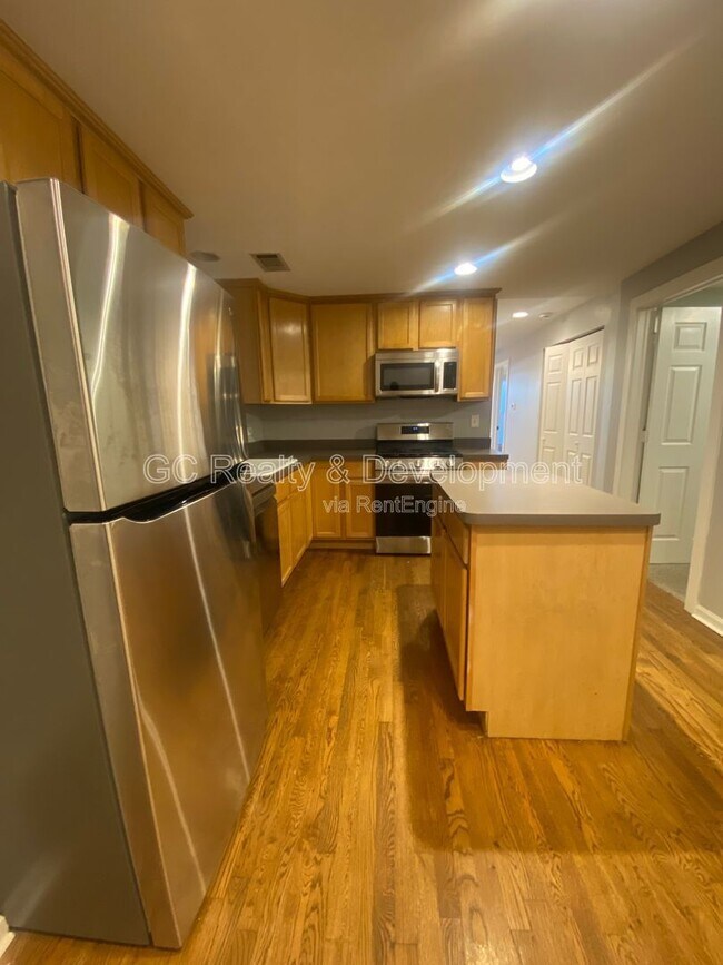 Building Photo - 2156 W Belle Plaine Ave