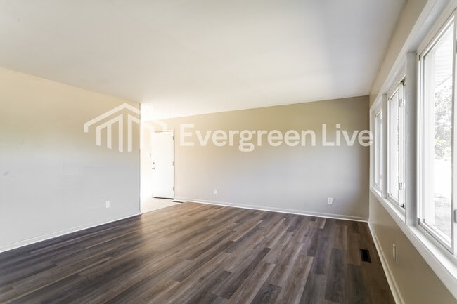 Building Photo - 4663 E Livingston Ave