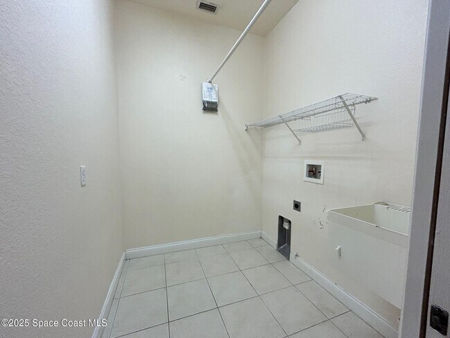 Building Photo - 1215 Clubhouse Dr