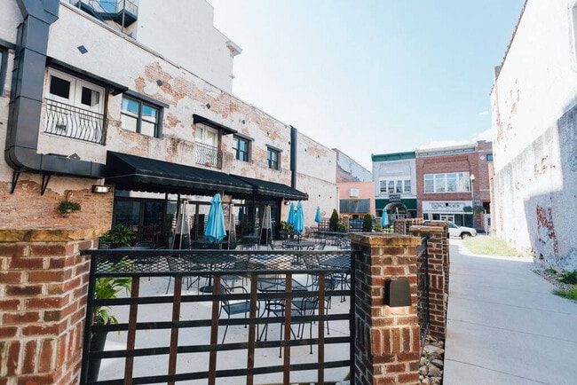 Building Photo - 202 E Main St