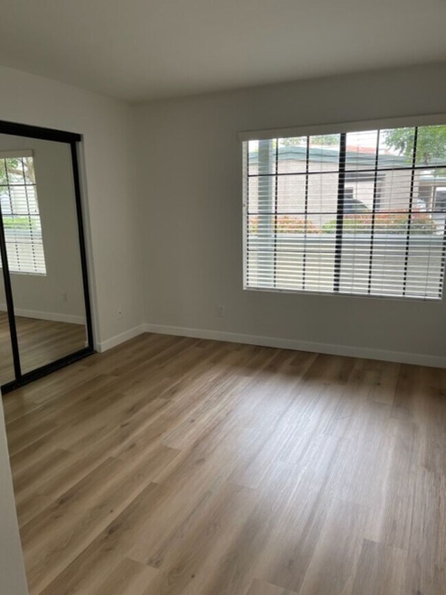 Building Photo - Large 2 Bedroom, 2 Bath Condo with 2 Parki...
