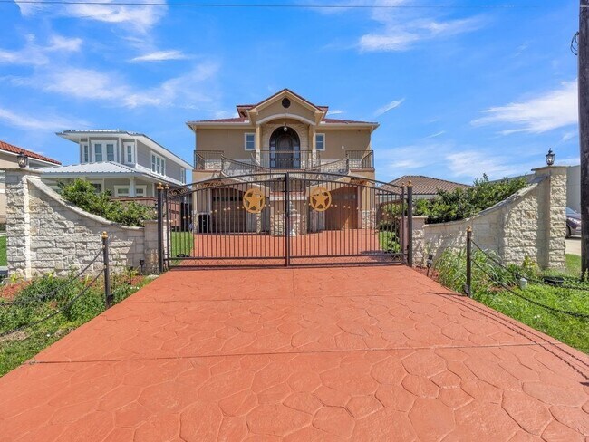 Building Photo - 615 29th St