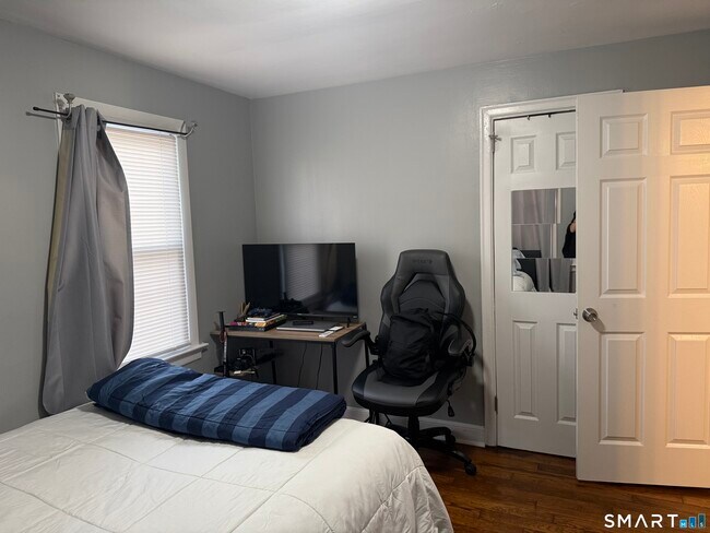 Building Photo - 507 Queen St