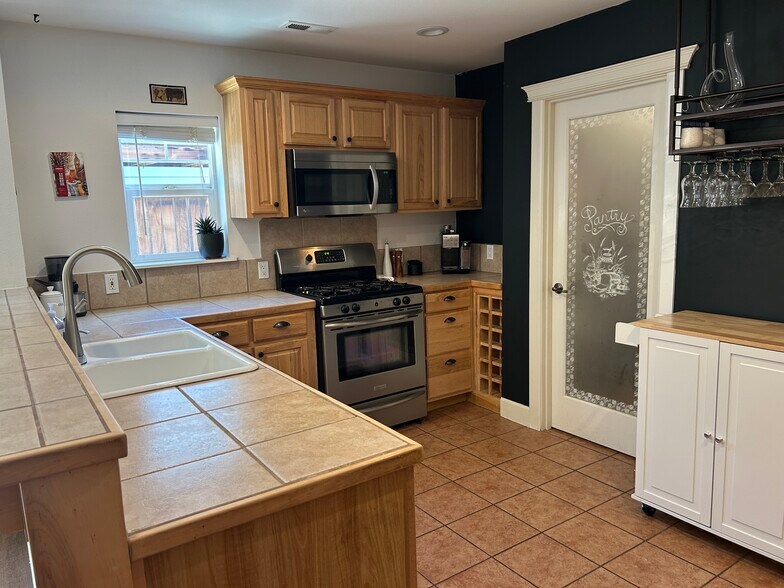 Building Photo - 21365 Oakview Dr