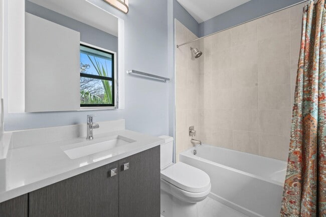 Building Photo - 625 NE 22nd Dr