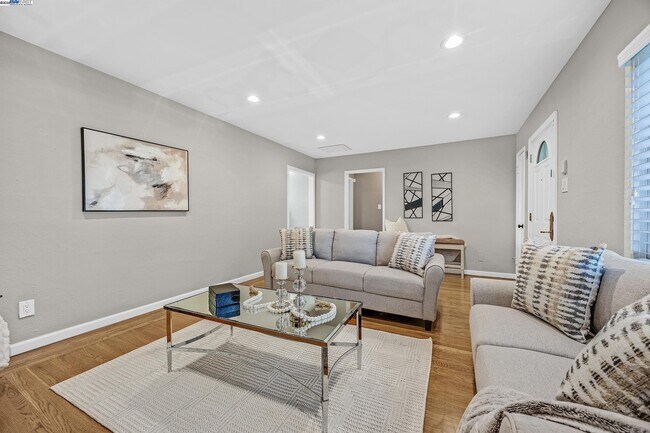 Building Photo - 2438 Upland Dr