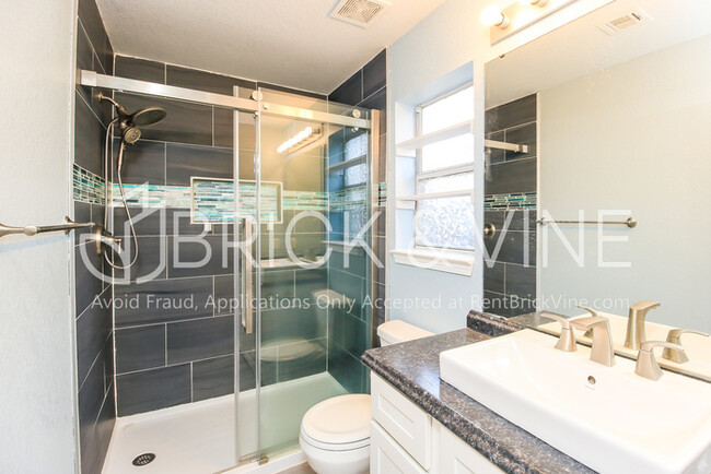 Building Photo - 920 Periwinkle Dr