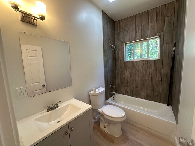 Building Photo - Beautiful, newly remodeled 2 bedroom 1 bat...