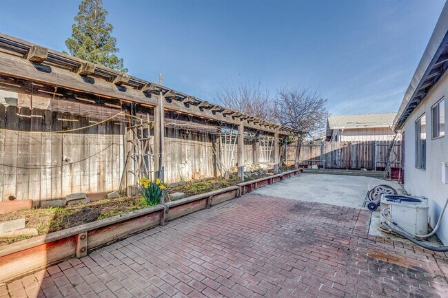 Building Photo - Beautiful 4/2 home