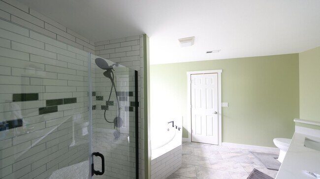 Building Photo - 5 Bed 2.5 Bath - Group - Dog Friendly - Fu...