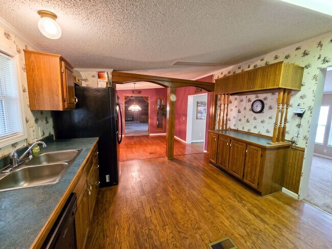 Building Photo - 423 Hallmark Dr