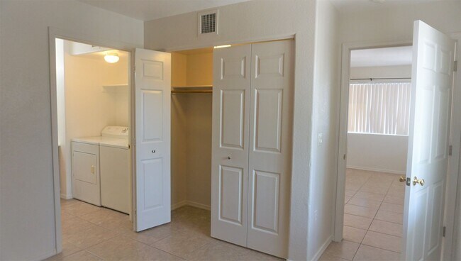 Building Photo - 4410 Buena Loma Way