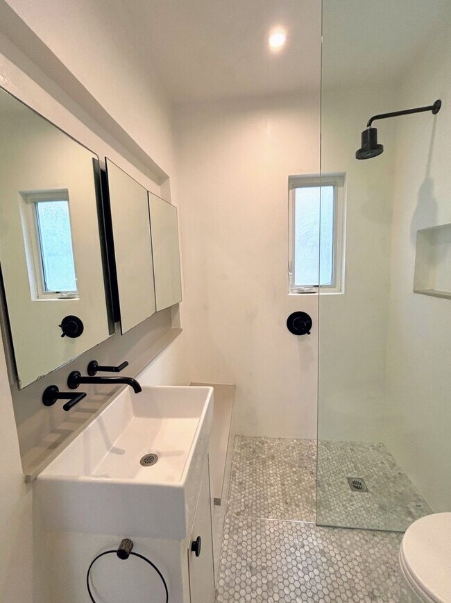 Building Photo - Serene 2bed /1 Bath Spanish Hideaway in He...