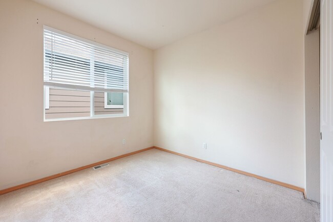 Building Photo - Move in special - same rate with lease to ...