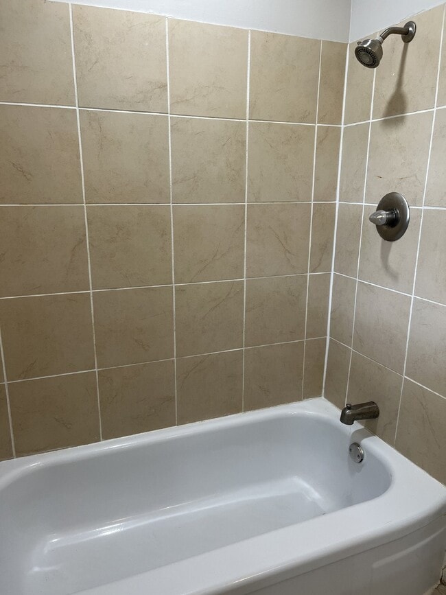 Building Photo - Charming 3-Bed Home with Hardwood Floors &...