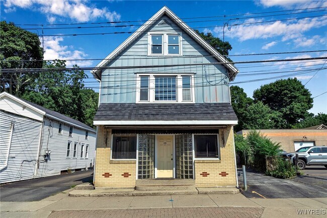 Primary Photo - 85 Lake St