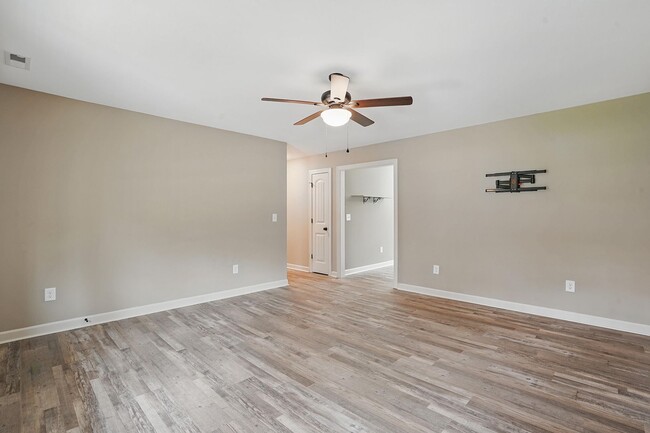 Building Photo - AVAILABLE NOW!  LIKE NEW! Cute One-Story R...