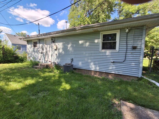 Building Photo - 3516 Central Dr