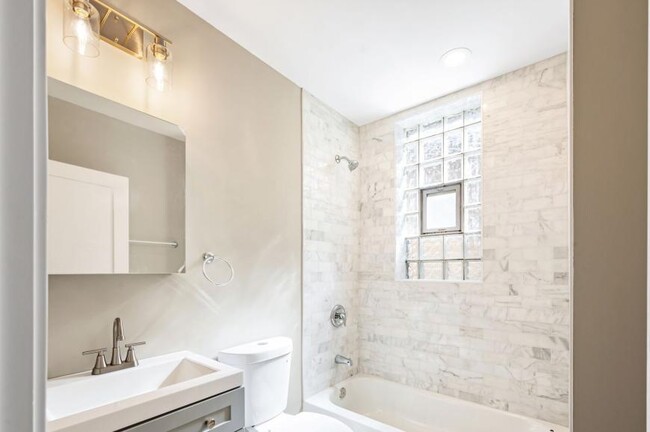 Building Photo - 2 bedroom in Chicago IL 60657