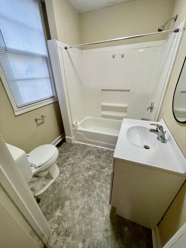 Building Photo - 919 S Douglas Ave